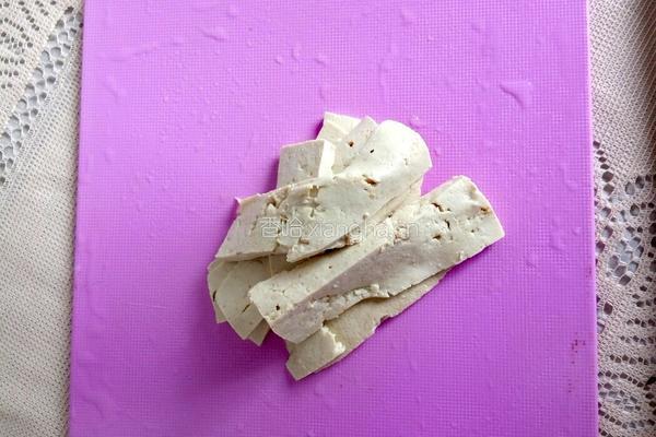 香椿拌豆腐的做法图解3