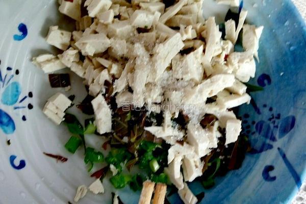  香椿拌豆腐的做法图解6