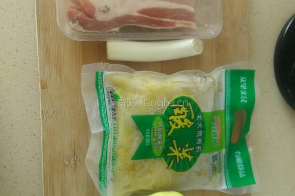 猪肉烩酸菜的做法图解1