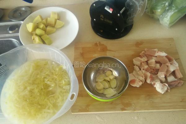 猪肉烩酸菜的做法图解2