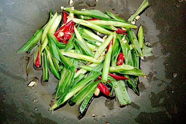 羊血炒蒜苗的做法图解6