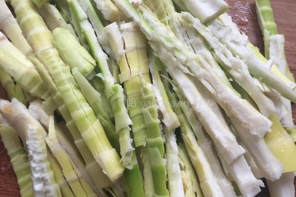 小春笋炒肉加咸菜的做法图解1