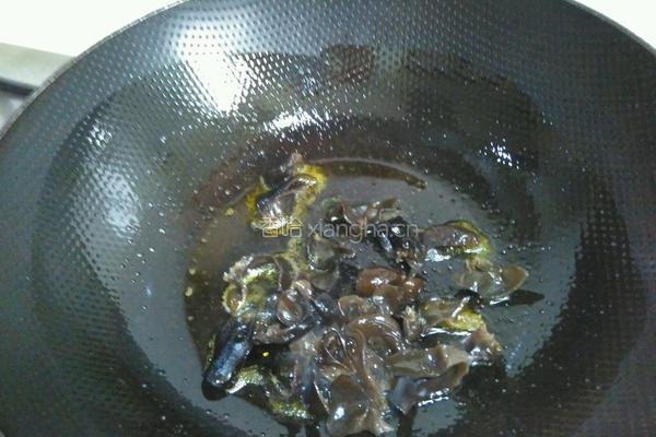 青椒木耳炒腐竹的做法图解2