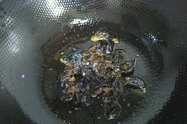 青椒木耳炒腐竹的做法图解3