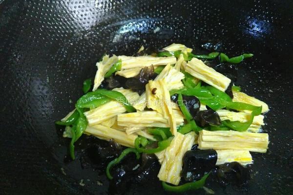 青椒木耳炒腐竹的做法图解6