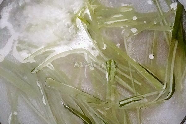 金针菇海带汤的做法图解2