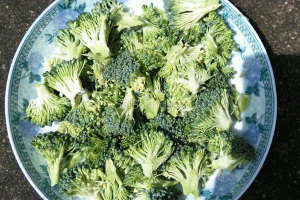虾仁炒西兰花的做法图解2
