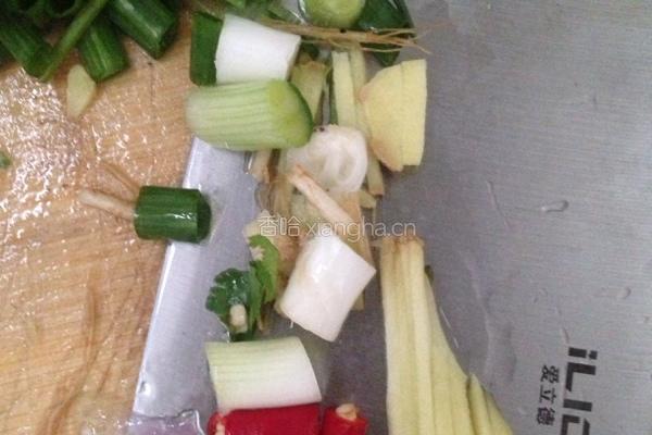 酸菜炒肥肠的做法图解2