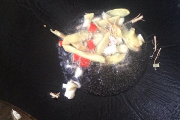 酸菜炒肥肠的做法图解3