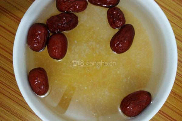 玉米渣红枣粥的做法图解1