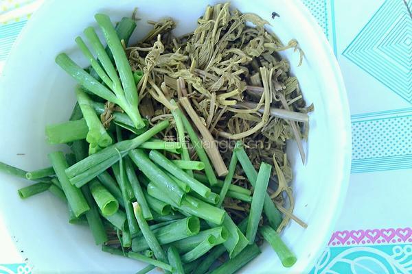 凉拌木兰芽的做法图解2