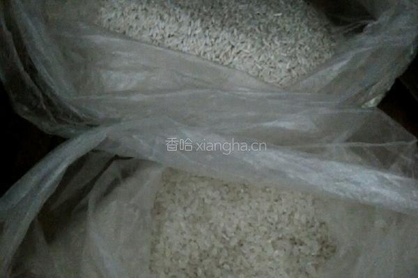 皮蛋鸡肉粥的做法图解1