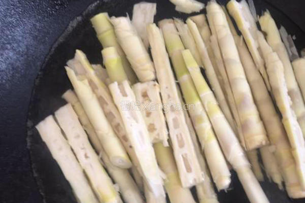 咸菜炒鲜笋的做法图解2