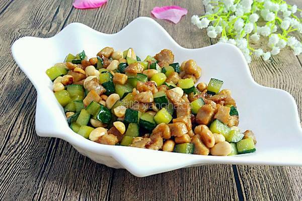黄瓜花生炒肉丁的做法图解6