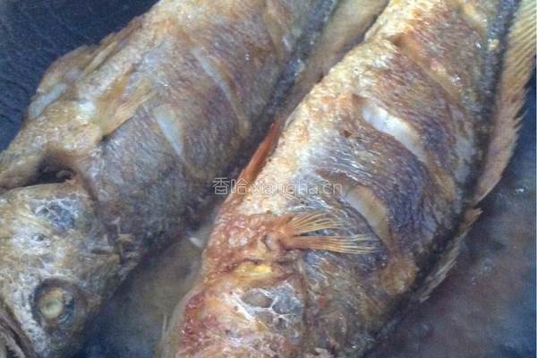 红酒烧煎大黄鱼的做法图解6