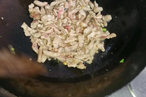 蒲公英炒肉的做法图解1