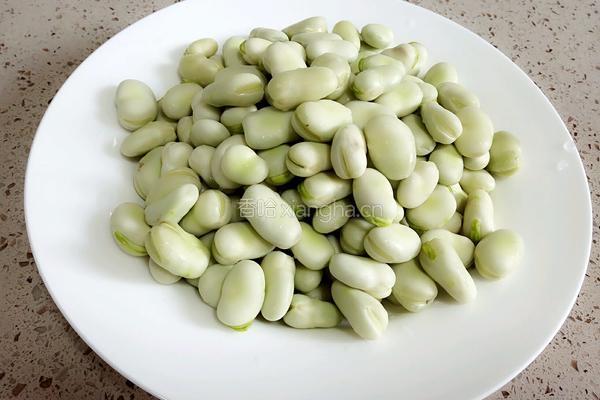 香辣蚕豆的做法图解1