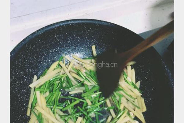 土豆丝炒韭菜的做法图解7