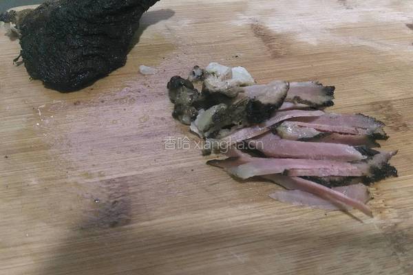 湖南熏腊肉炒豆角的做法图解1