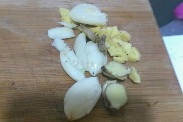 湖南熏腊肉炒包菜的做法图解2