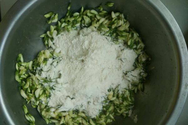 香煎槐花饼的做法图解3
