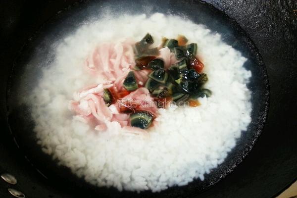 皮蛋瘦肉粥的做法图解4