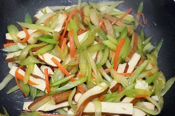 芹菜炒香干的做法图解8