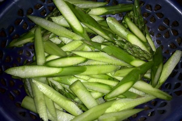 瘦肉鲜虾炒青芦笋的做法图解2