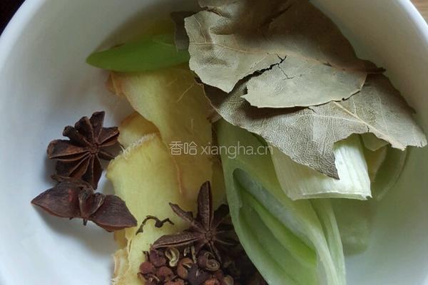 红枣黄豆花生炖猪蹄汤的做法图解2