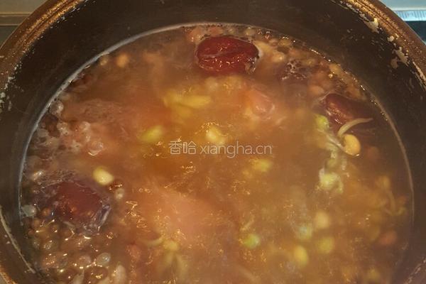 红枣黄豆花生炖猪蹄汤的做法图解3