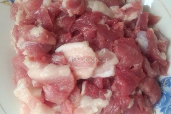红烧肉闷土豆的做法图解1