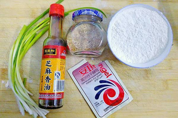 葱油饼的做法图解1