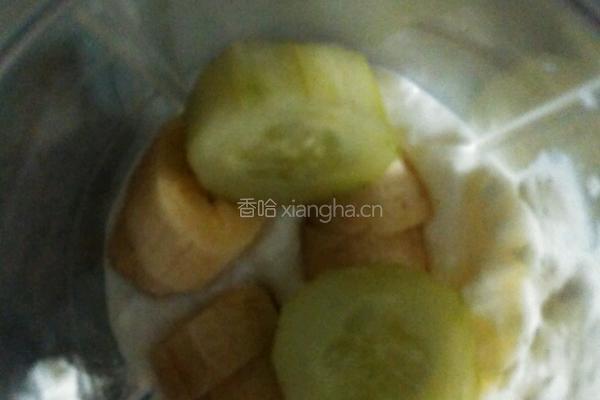 香蕉青瓜奶昔的做法图解3
