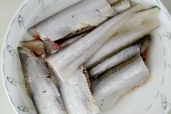 香煎刀鱼的做法图解2