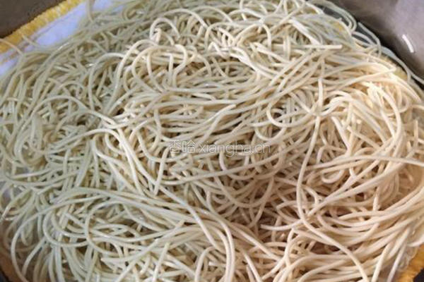 蒜香四季豆拌面的做法图解3