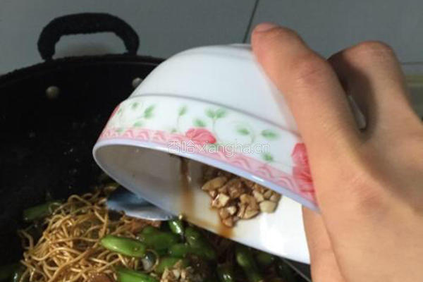 蒜香四季豆拌面的做法图解8