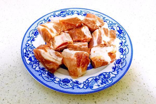白萝卜炖排骨的做法图解1
