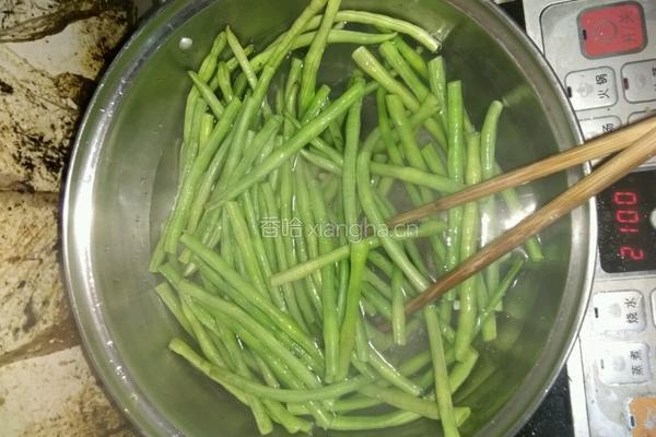豇豆萝卜饺子的做法图解2