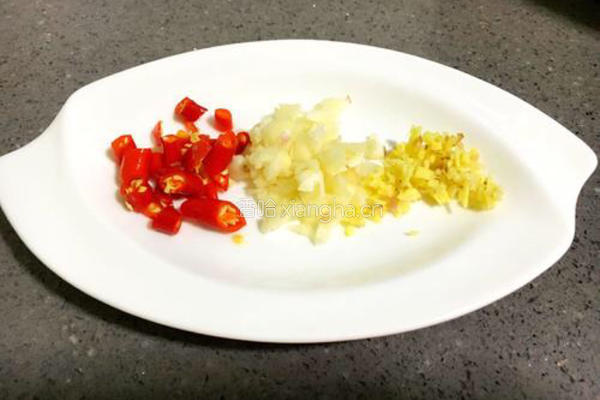 豌豆炒肉丁的做法图解2