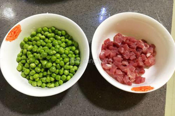 豌豆炒肉丁的做法图解1