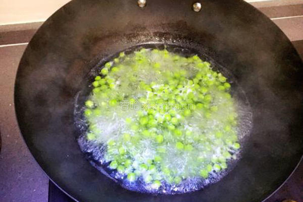 豌豆炒肉丁的做法图解4