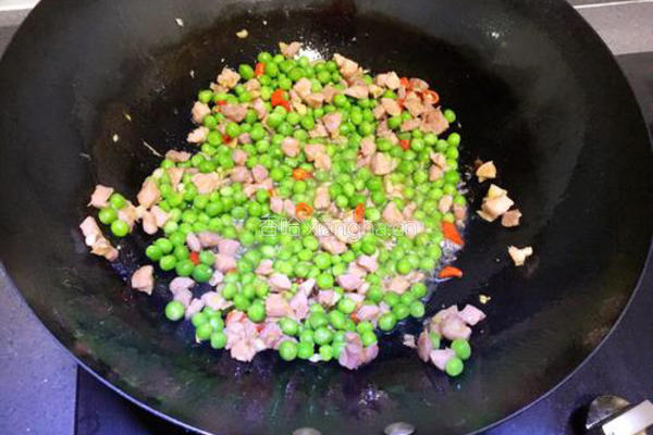 豌豆炒肉丁的做法图解7