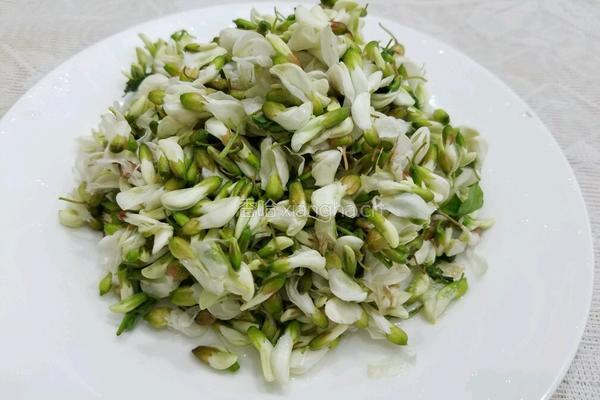 槐花煎鸡蛋的做法图解1