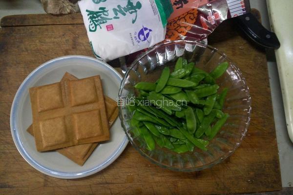 豌豆格炒香干的做法图解1