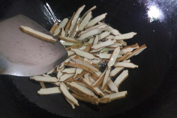 豌豆格炒香干的做法图解2