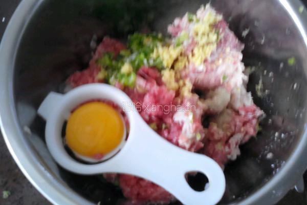 荠菜猪肉丸子海鲜汤的做法图解3
