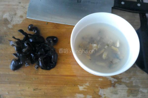 荠菜猪肉丸子海鲜汤的做法图解7