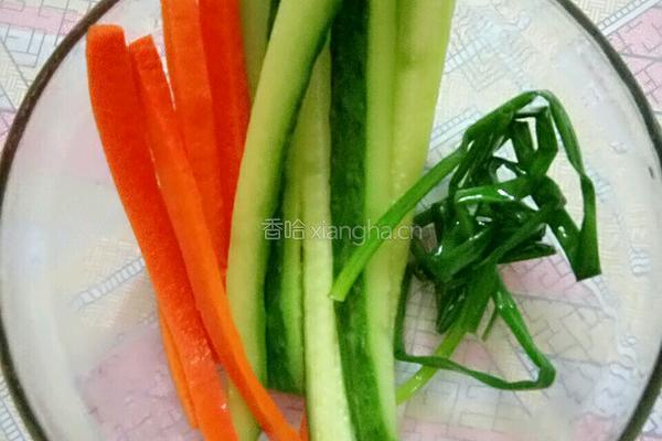 萝卜黄瓜鸡蛋卷的做法图解2
