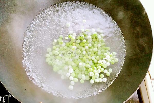 蒜香青豆拌金针菇的做法图解2