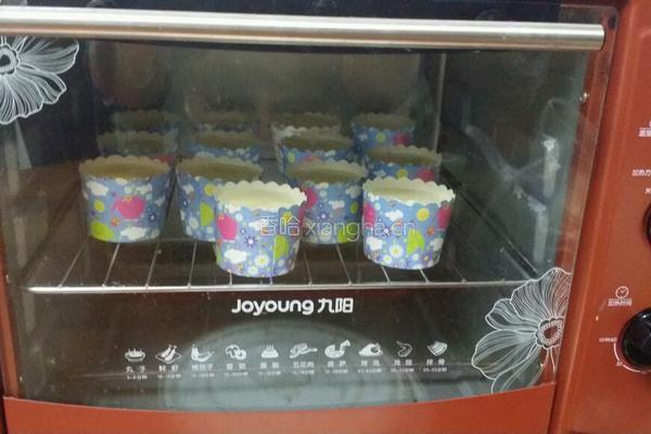 全蛋打发纸杯蛋糕的做法图解4